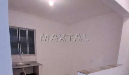 Casa para locação com quarto e cozinha, um banheiro e lavanderia individual.