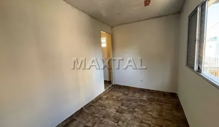 Casa para locação de 80m², com 2 dormitórios e quintal no Parque Mandaqui.