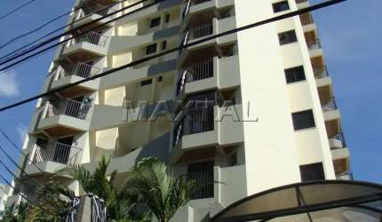 Apartamento com 3 dormitórios, sala, cozinha, 2 banheiros, sacada e 4 vagas de garagem.