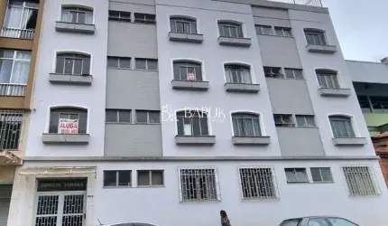 Centro, quarto e sala todo reformado, um lance de escadas, excelente localização.