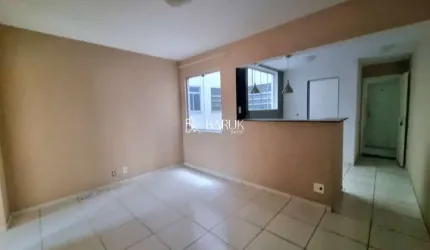 Centro, quarto e sala todo reformado, um lance de escadas, excelente localização.