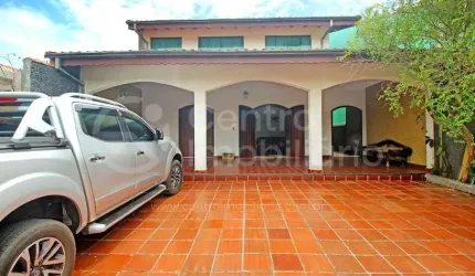 CASA à venda com 6 quartos em Peruíbe, no bairro Centro