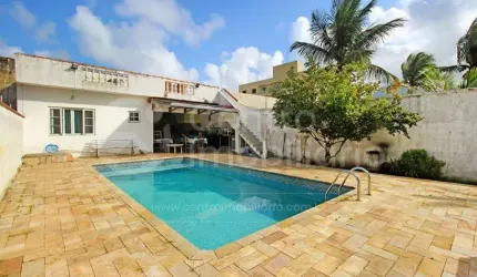 CASA à venda com piscina e 3 quartos em Peruíbe, no bairro Centro