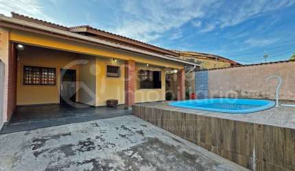 CASA à venda com piscina e 2 quartos em Peruíbe, no bairro Belmira Novaes