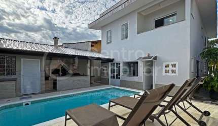 CASA à venda com 5 quartos em Peruíbe, no bairro Balneario Sambura