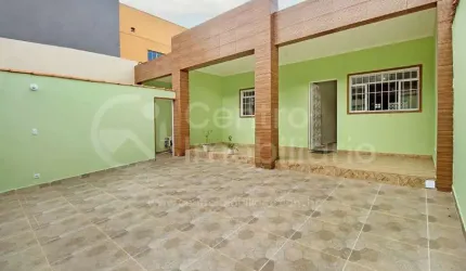 CASA à venda com piscina e 2 quartos em Peruíbe, no bairro Centro