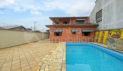 CASA à venda com piscina e 3 quartos em Peruíbe, no bairro Maria H Novaes
