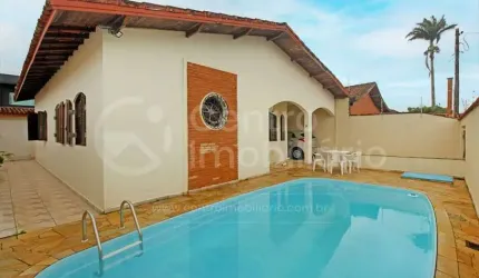 CASA à venda com piscina e 3 quartos em Peruíbe, no bairro Parque Turistico