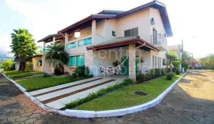 CASA à venda com piscina e 4 quartos em Peruíbe, no bairro Balneario Sambura
