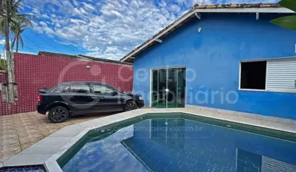 CASA à venda com piscina e 2 quartos em Peruíbe, no bairro Centro
