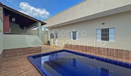 CASA à venda com piscina e 3 quartos em Peruíbe, no bairro Jardim Mar E Sol