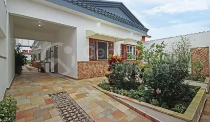 CASA à venda com piscina e 3 quartos em Peruíbe, no bairro Centro