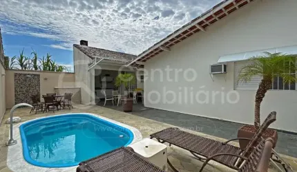 CASA à venda com piscina e 3 quartos em Peruíbe, no bairro Jardim Peruibe