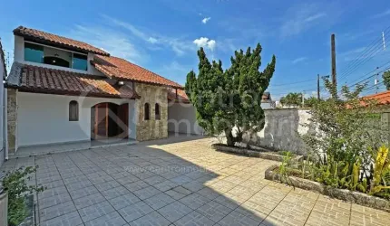 CASA à venda com 3 quartos em Peruíbe, no bairro Centro