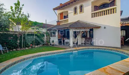 CASA à venda com piscina e 4 quartos em Peruíbe, no bairro Parque Balneario Oasis