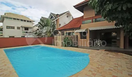 CASA à venda com piscina e 4 quartos em Peruíbe, no bairro Bougainvillee I
