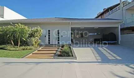 CASA à venda com piscina e 4 quartos em Peruíbe, no bairro Jd Tres Marias