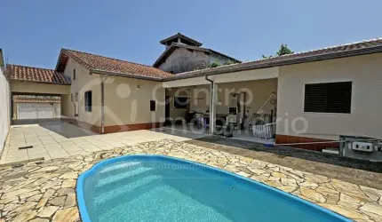 CASA à venda com piscina e 2 quartos em Peruíbe, no bairro Jardim Beira Mar
