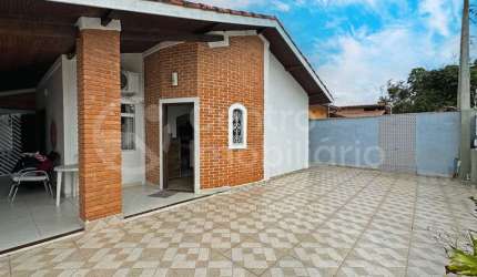 CASA à venda com 3 quartos em Peruíbe, no bairro Balneario Sao Joao Batista