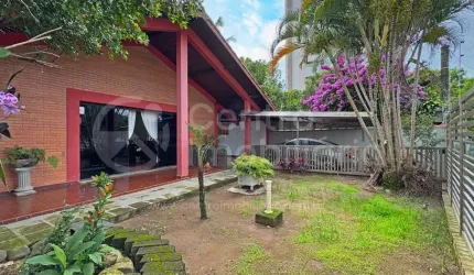 CASA à venda com piscina e 4 quartos em Peruíbe, no bairro Centro