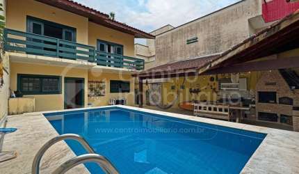 CASA à venda com piscina e 3 quartos em Peruíbe, no bairro Centro