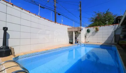 CASA à venda com piscina e 3 quartos em Peruíbe, no bairro Balneario Sao Joao Batista