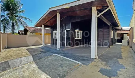 CASA à venda com 3 quartos em Peruíbe, no bairro Balneario Arpoador