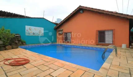 CASA à venda com piscina e 3 quartos em Peruíbe, no bairro Centro