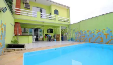 CASA à venda com piscina e 4 quartos em Peruíbe, no bairro Centro
