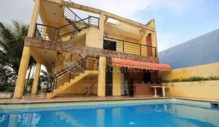 CASA à venda com piscina e 4 quartos em Peruíbe, no bairro Maria H Novaes