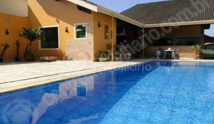 CASA à venda com piscina e 3 quartos em Peruíbe, no bairro Balneario Sao Joao Batista