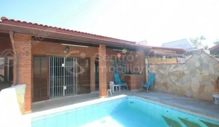 CASA à venda com piscina e 3 quartos em Peruíbe, no bairro Parque Balneario Oasis
