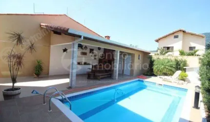 CASA à venda com piscina e 6 quartos em Peruíbe, no bairro Centro