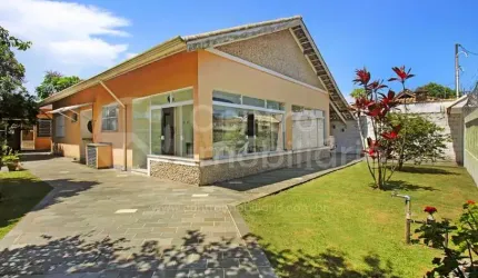 CASA à venda com piscina e 3 quartos em Peruíbe, no bairro Centro