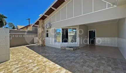 CASA à venda com piscina e 3 quartos em Peruíbe, no bairro Jardim Imperador