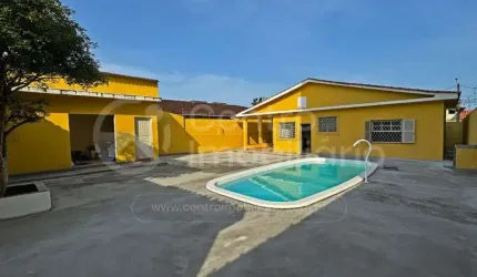 CASA à venda com piscina e 2 quartos em Peruíbe, no bairro Centro