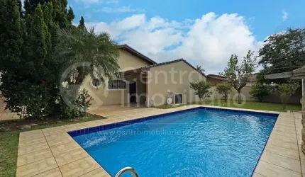 CASA à venda com piscina e 3 quartos em Peruíbe, no bairro Parque Balneario Oasis