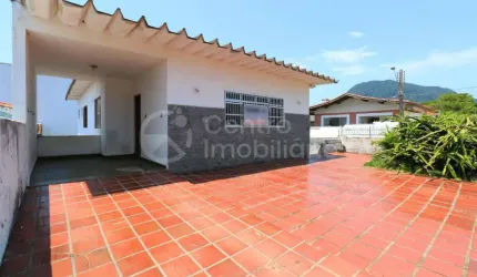 CASA à venda com 3 quartos em Peruíbe, no bairro Centro