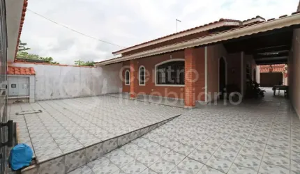 CASA à venda com 3 quartos em Peruíbe, no bairro Jardim Peruibe