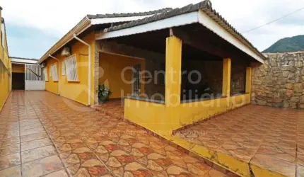 CASA à venda com 3 quartos em Peruíbe, no bairro Centro