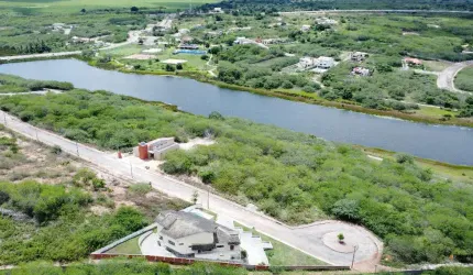 Terreno no Lagoa do Mato com 821m² com frente para lagoa.