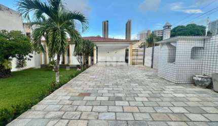 Casa comercial em Candelária proximo ao Natal Shopping e UFRN, com 520m² de terreno e 250m² de área construída.