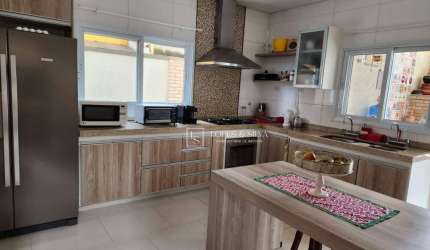 Casa com 4 Suítes à Venda localizada no Cond. Residencial Pedra Grande, Atibaia, SP