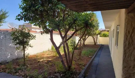 Casa 3 Dormitorios, 1 Suíte para LOCAÇÃO,  localizada no Bairro do Alvinópolis, Atibaia, SP.