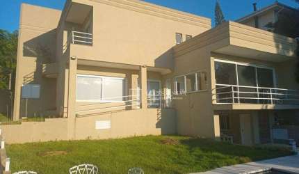 Casa com 3 Suítes disponível para locação  ou venda no Condomínio Arco Íris, Atibaia, SP.