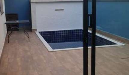 Casa com 3 Suítes em Condomínio, Piscina e 4 Vagas de Garagem.