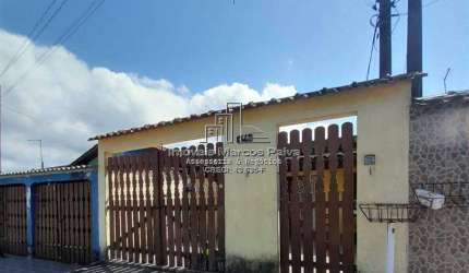 Casa ampla com 3 dormitórios, em Mongaguá.