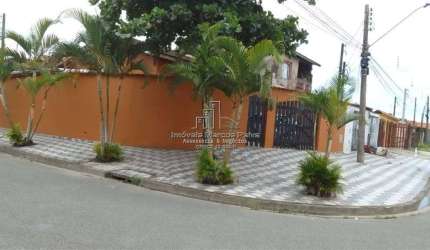 Casa de esquina, 2 dormitórios, ótima localização.