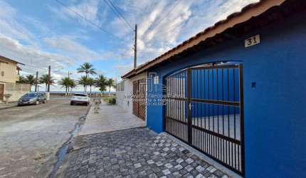 Casa com 3 dormitórios, apenas 30m da praia.