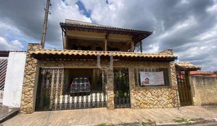 A casa ideal para você e sua família, com 250m² de construção e 3 suítes, casa aconchegante e local